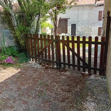 Du Vieil Acacia Celles (Dordogne)